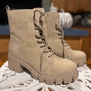 Maurice’s Woman’s Size 11M Cassle Tonal Hiker Boot EUC